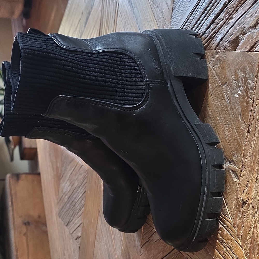 Steve Madden lug sole pull on boots! 6.5